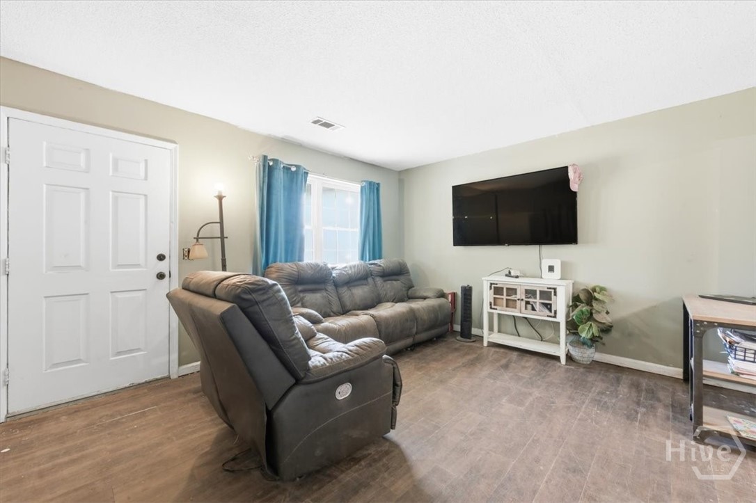 345 West Poplar Street Jesup, GA 31545 - Photo 7 of 31 Living Room