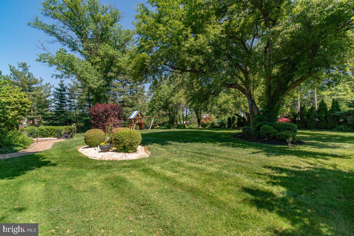 411 Hickory Road Huntingdon Valley, PA 19006 - Photo 4 of 24