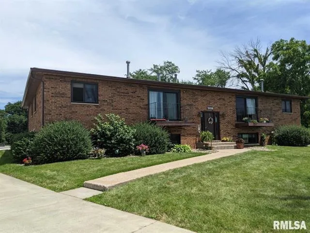 $925 | 709 Crosstown Avenue, Unit 101, Silvis, IL 61282