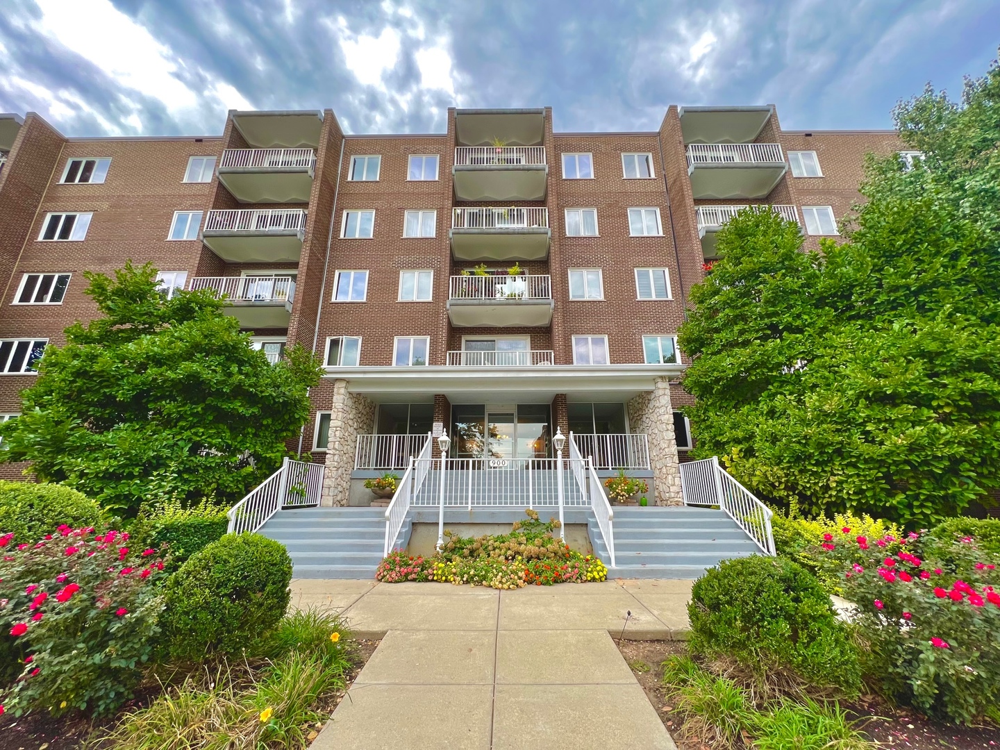 900 Center Street, Unit 3D, Des Plaines, IL 60016 Compass