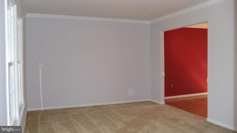 8031 Stillbrooke Road Manassas, VA 20112 - Photo 6 of 13 Living Room
