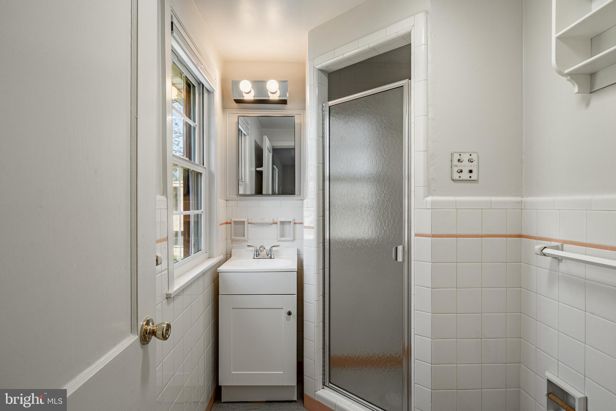 466 Barclay Road Bryn Mawr, PA 19010 - Photo 37 of 62 Bed 2 Ensuite Bath