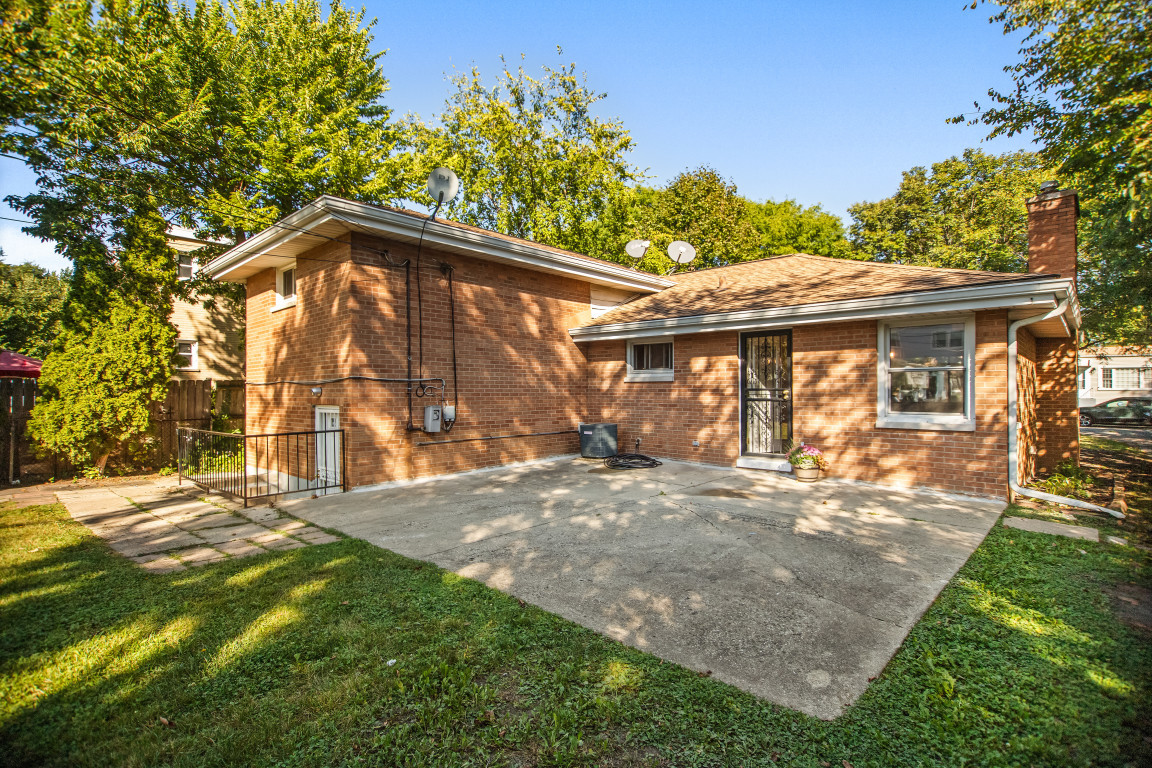 1808 Laurel Avenue Evanston, IL 60201 - Photo 13 of 15 a view of a house with a yard