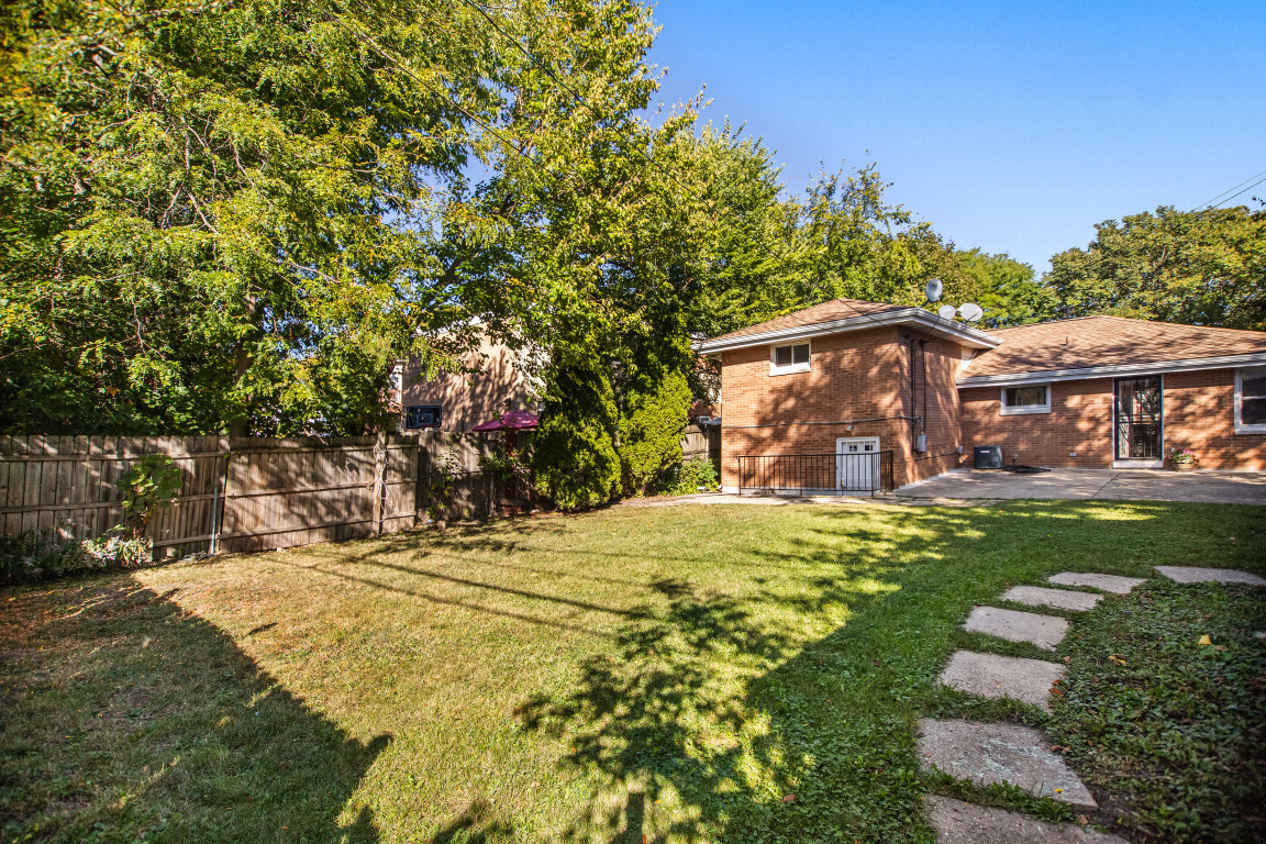 1808 Laurel Avenue Evanston, IL 60201 - Photo 14 of 15 a view of a house with a yard