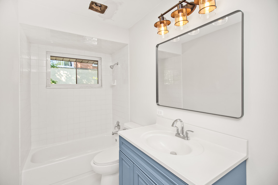 1808 Laurel Avenue Evanston, IL 60201 - Photo 9 of 15 a bathroom with a sink a toilet and shower