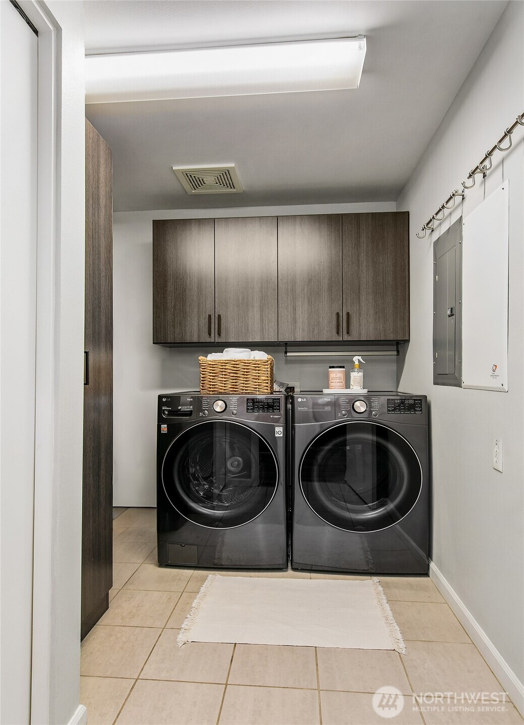 17 West Mercer Street, Unit 302 Seattle, WA 98119 - Photo 22 of 28 a kitchen with a stove and a refrigerator