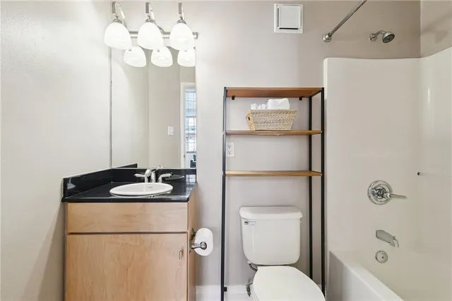 $2,800 | 920 Poeyfarre Street, Unit 207, New Orleans, LA 70130