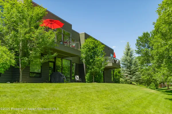 a view of yard with green space