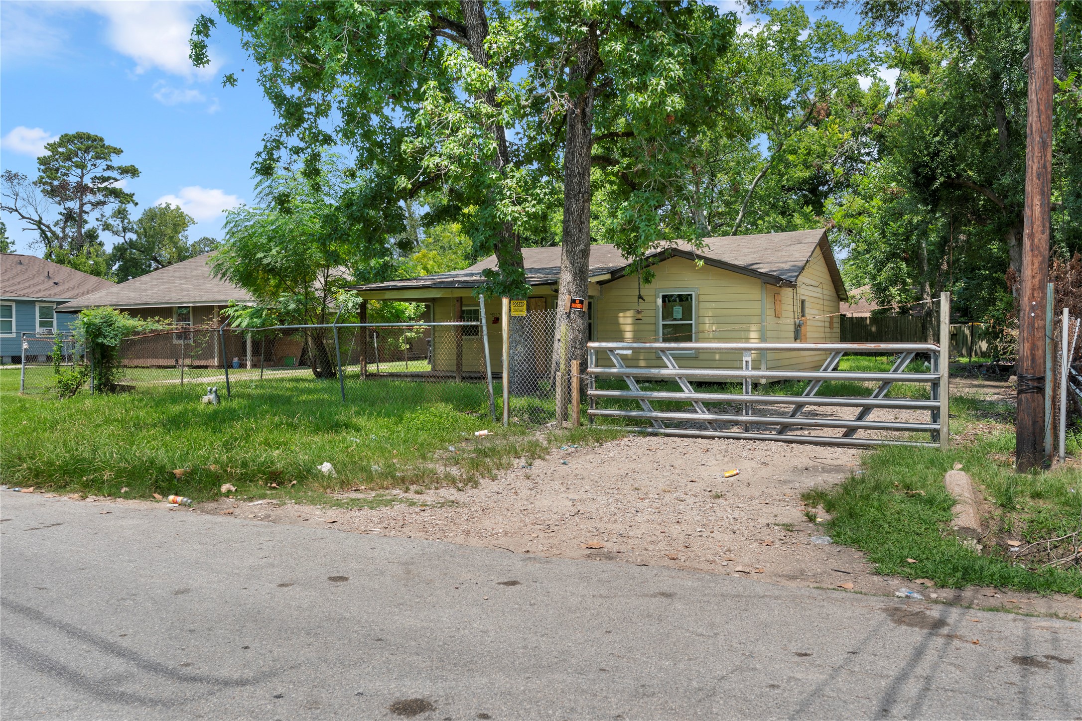 9313 Sherbourne Street Houston, TX 77016 - Photo 2 of 6