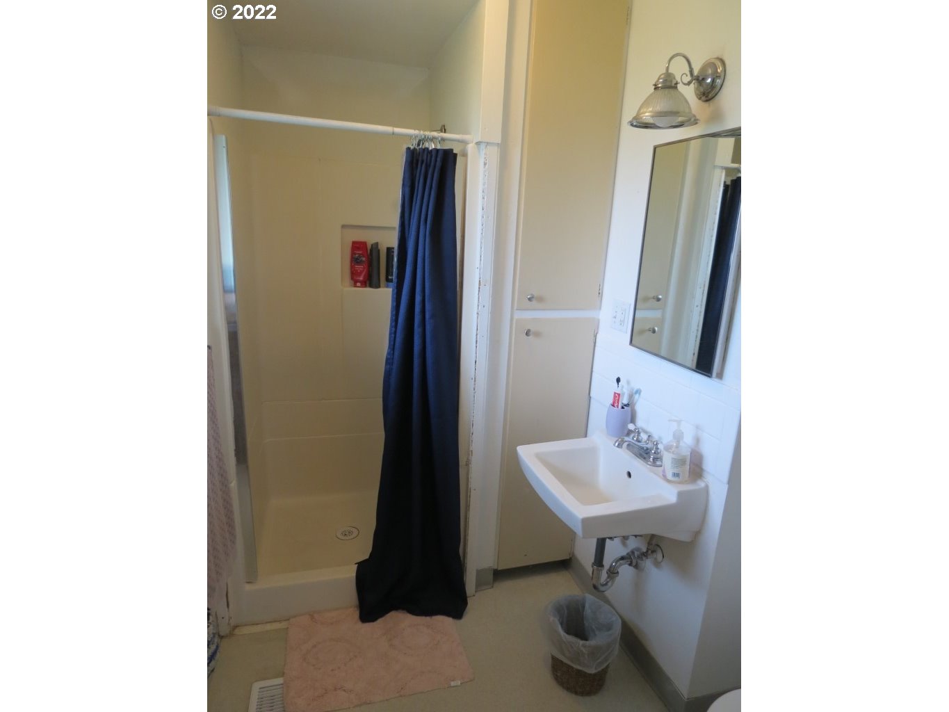70371 Prairie Road Pendleton, OR 97801 - Photo 22 of 31 a bathroom with a sink and a mirror