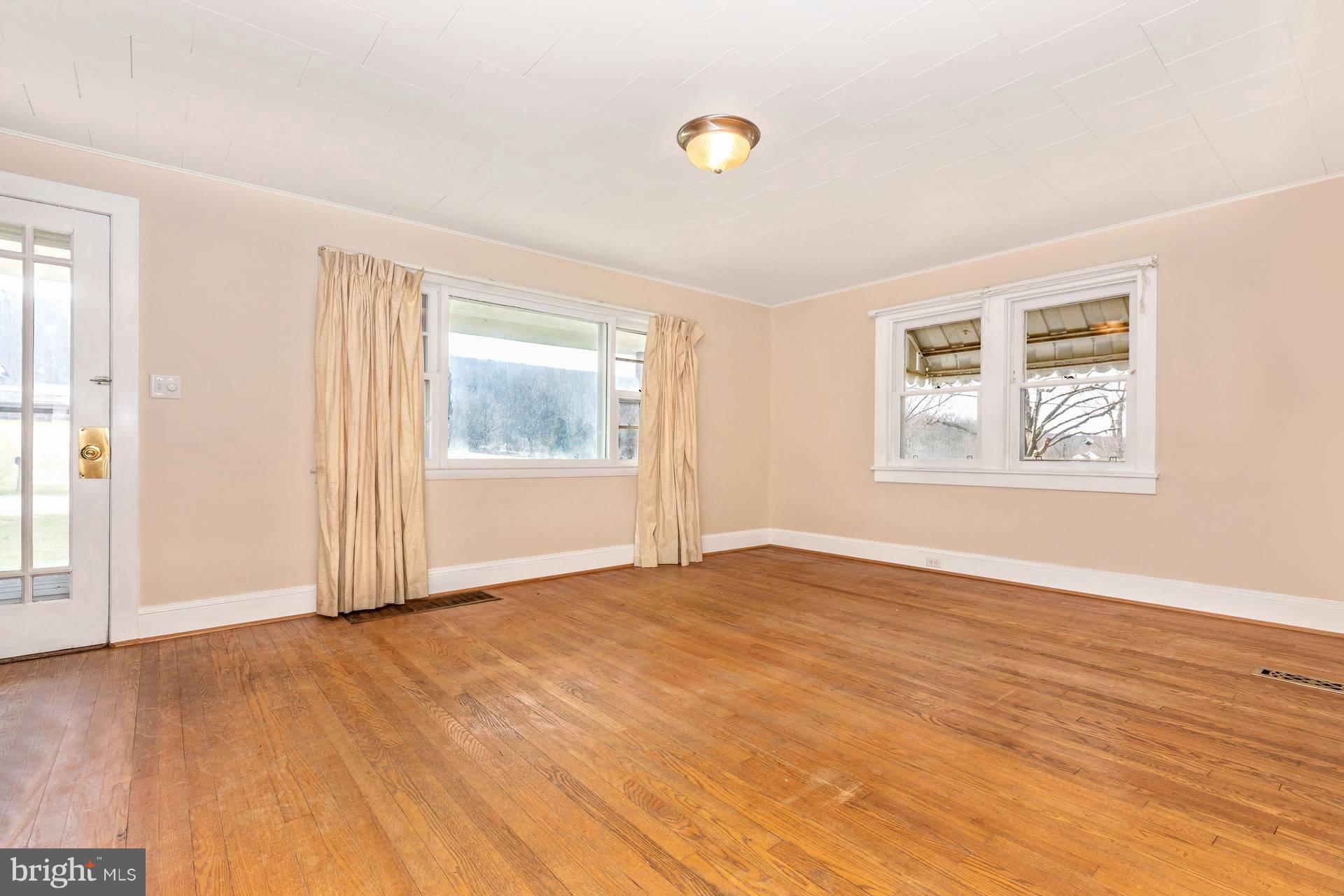 12272 Pleasant Valley Road Smithsburg, MD 21783 - Photo 4 of 24 Living Room