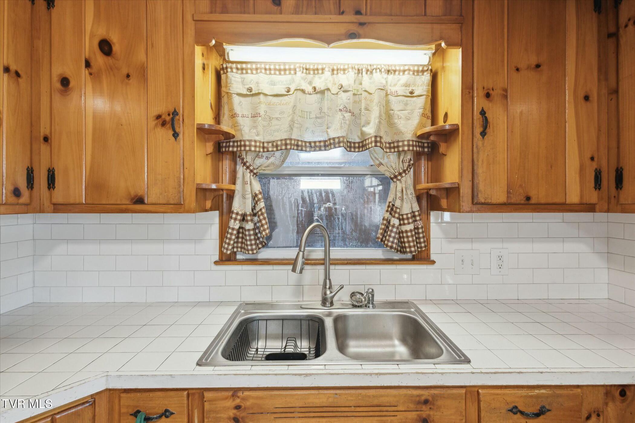 202 Hemlock Road Bristol, TN 37620 - Photo 13 of 27 tempImageRwBpqd