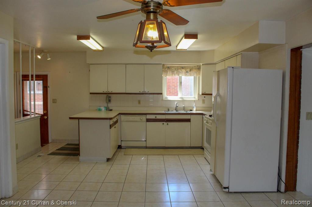 5757 Rouge Court Dearborn Heights, MI 48127 - Photo 3 of 21