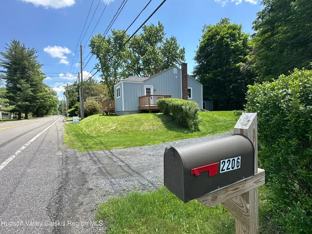 a sign that is sitting on the side of a road
