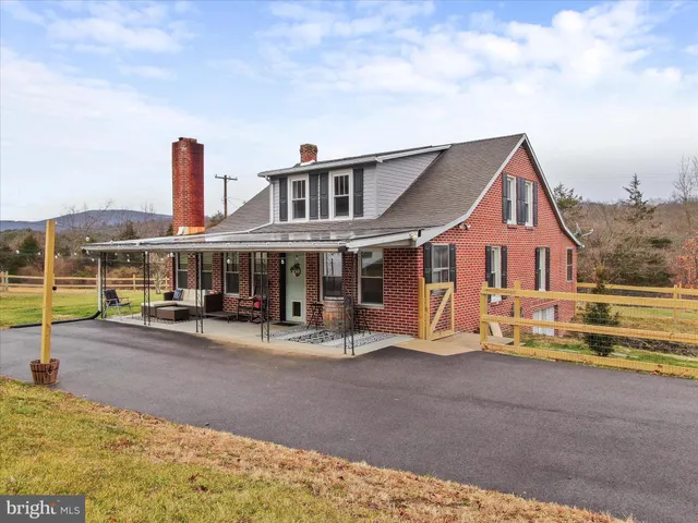 a view of a house with a backyard