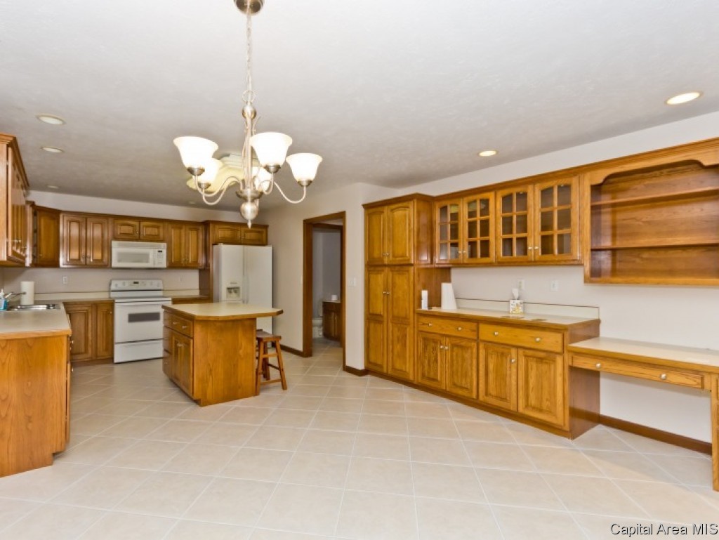 6117 Willow Springs Road Springfield, IL 62712 - Photo 11 of 29