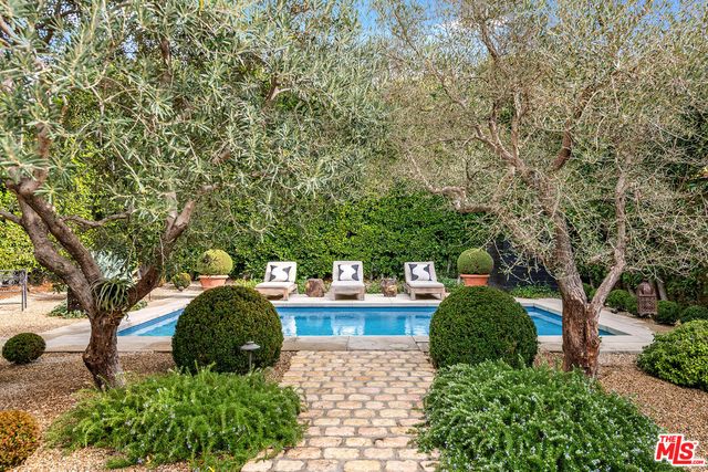 a view of a back yard