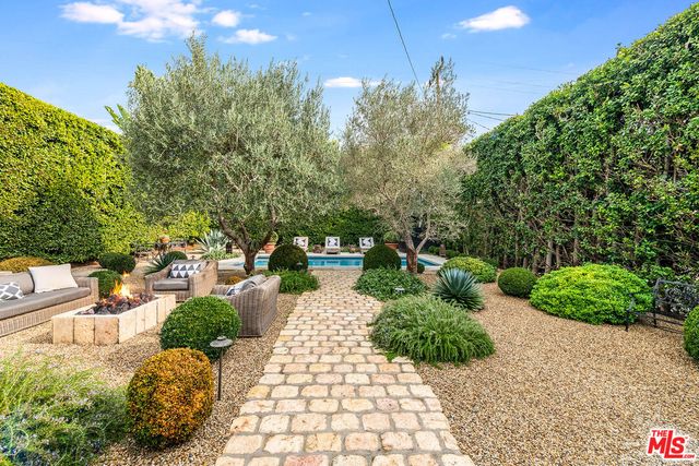 a view of a back yard