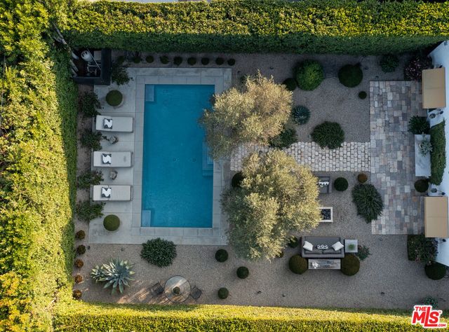 a picture of a fireplace