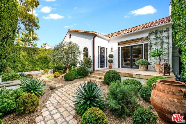 a view of a house with backyard and porch