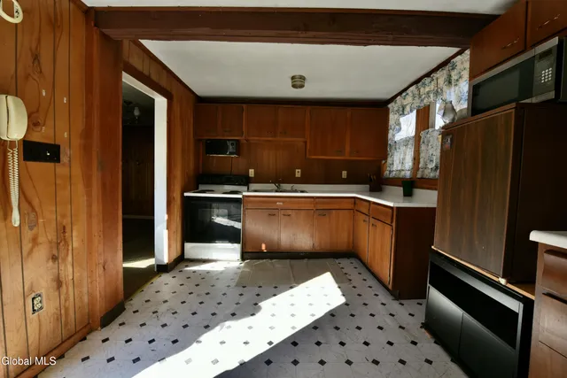 $100,000 | 4 Delavan Avenue, Greenfield, NY 12850