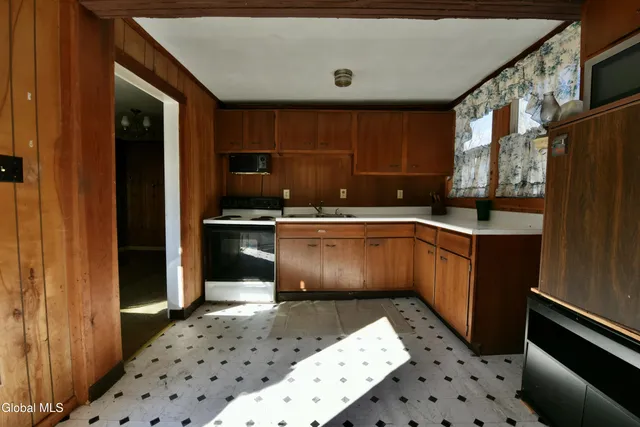 $100,000 | 4 Delavan Avenue, Greenfield, NY 12850