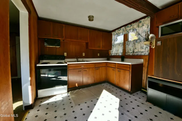 $100,000 | 4 Delavan Avenue, Greenfield, NY 12850