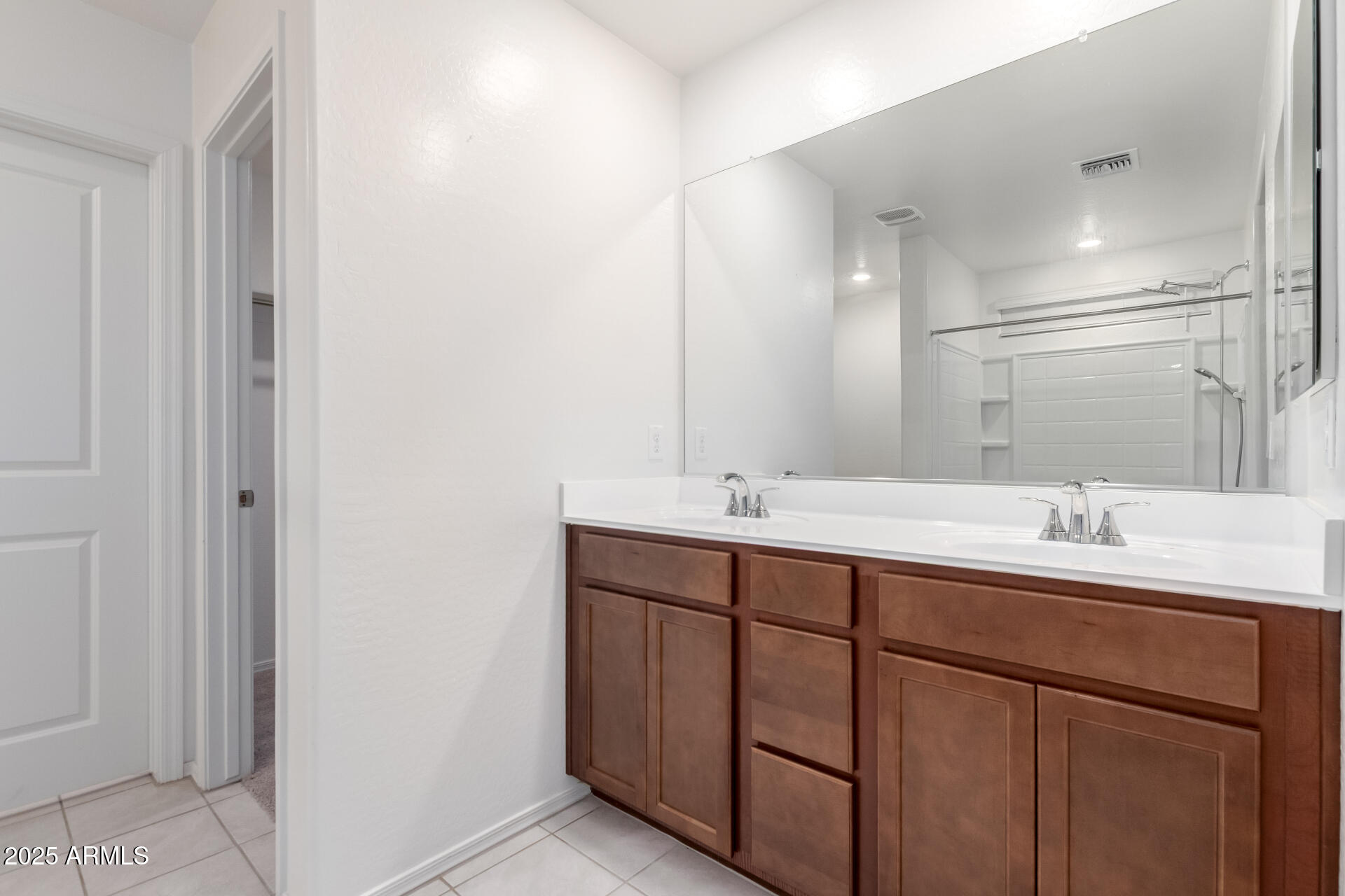 2551 West Grenadine Road Phoenix, AZ 85041 - Photo 12 of 27 20 - Grenadine