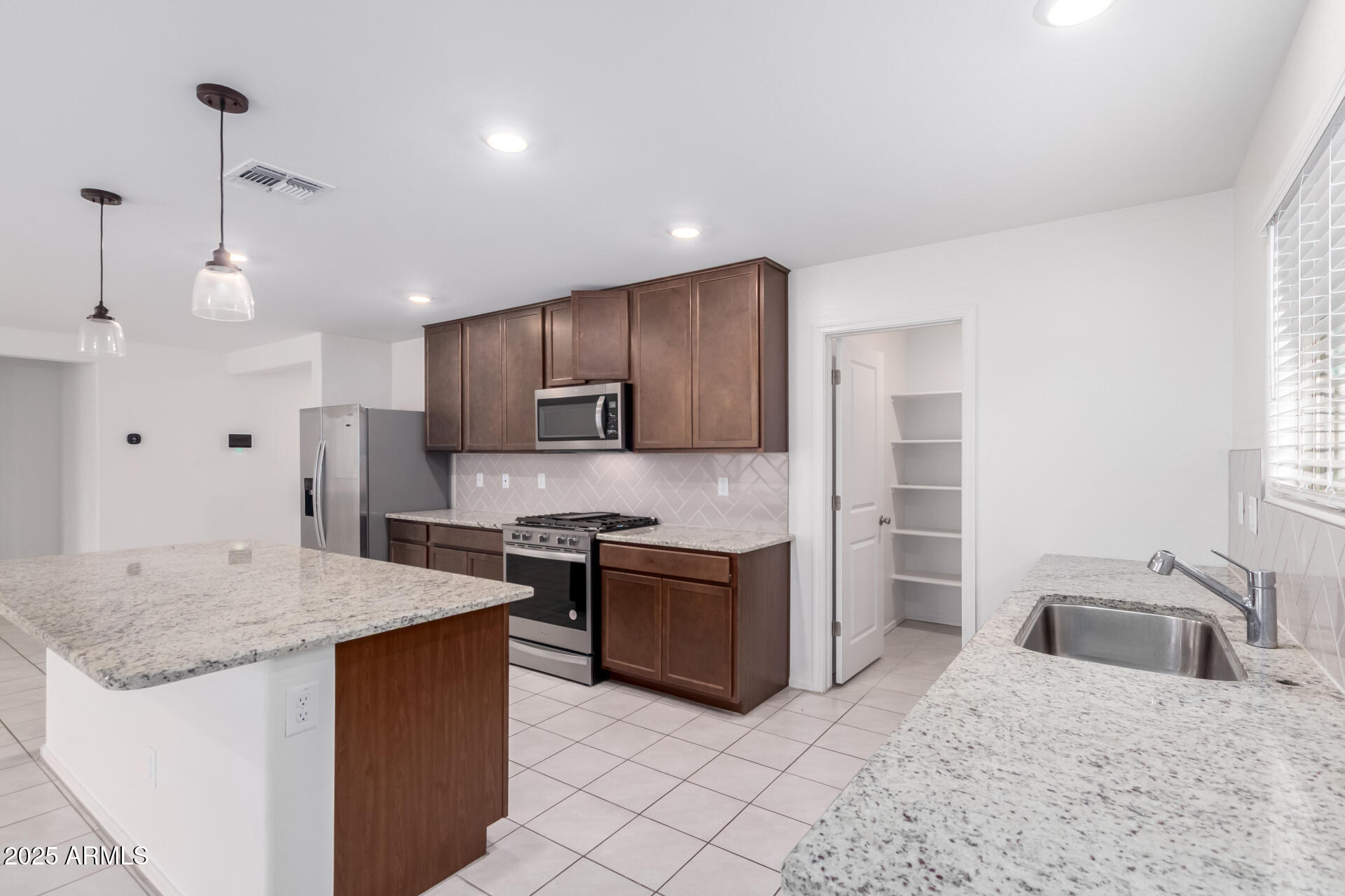 2551 West Grenadine Road Phoenix, AZ 85041 - Photo 6 of 27 14 - Grenadine