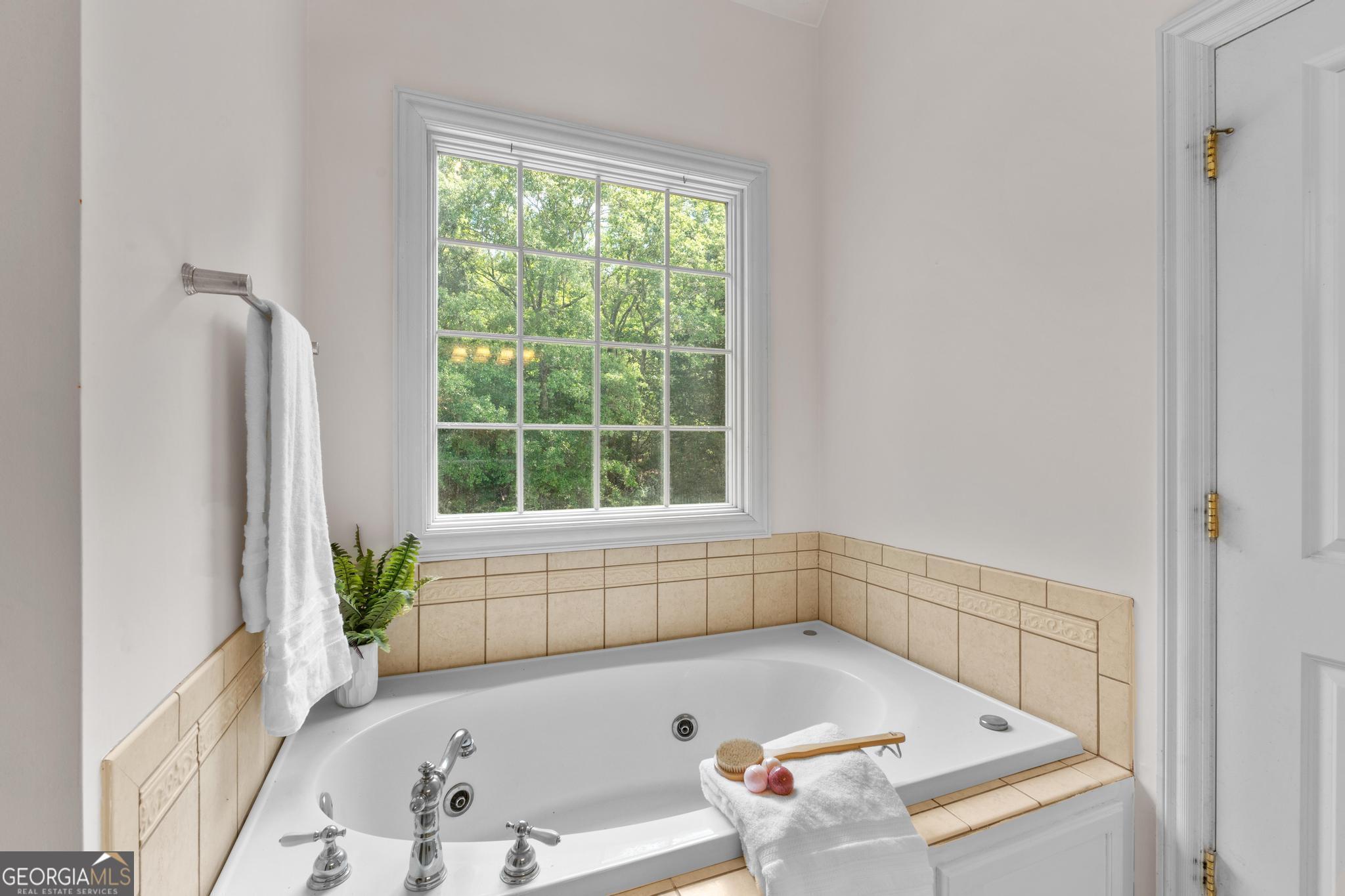 155 Rocky Way Williamson, GA 30292 - Photo 14 of 47 a bath tub sitting next to a window