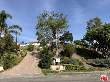 a view of a pathway with a yard