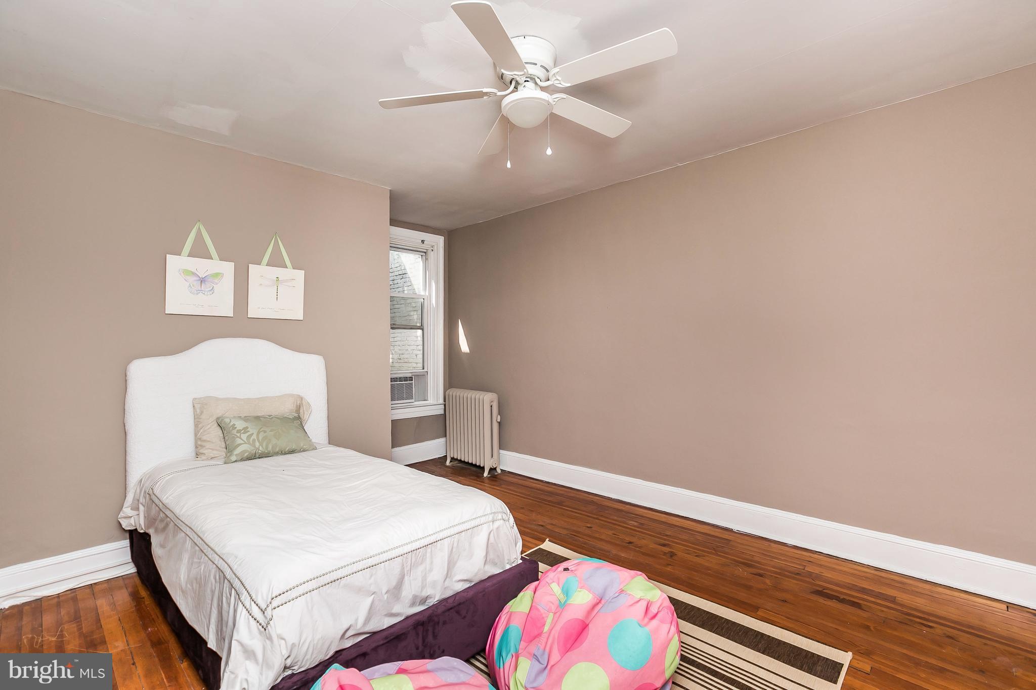 4024 Roland Avenue Baltimore, MD 21211 - Photo 16 of 28 Middle Bedroom
