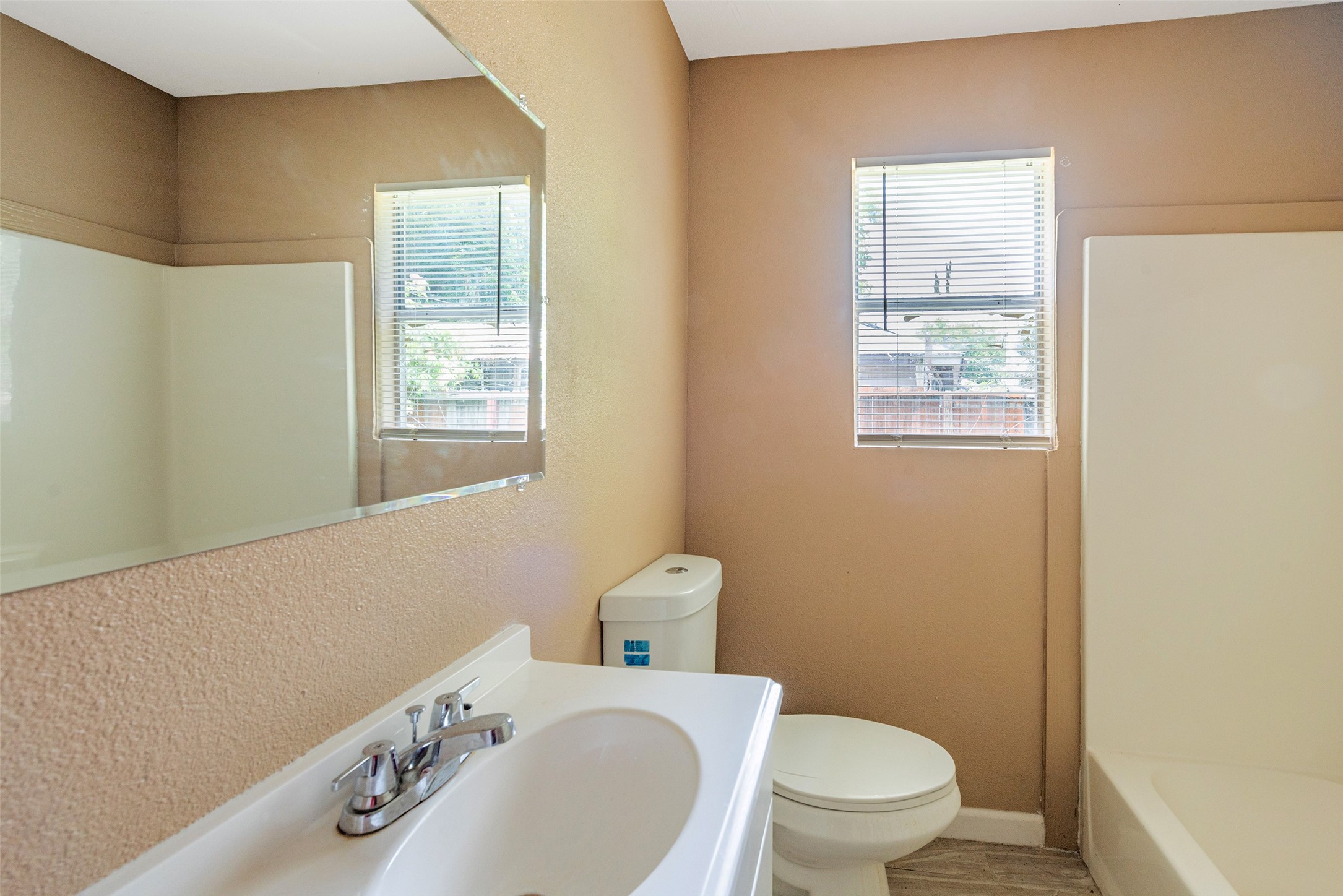 202 Norview Drive Houston, TX 77022 - Photo 12 of 24