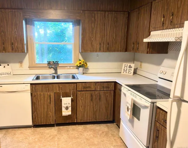 $1,575 | 537 Boswell Avenue, Norwich, CT 06360