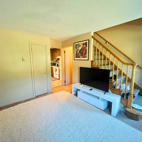 $1,575 | 537 Boswell Avenue, Norwich, CT 06360