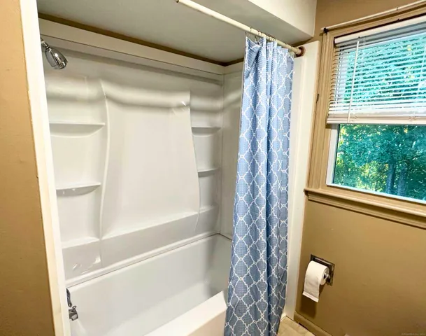 $1,575 | 537 Boswell Avenue, Norwich, CT 06360