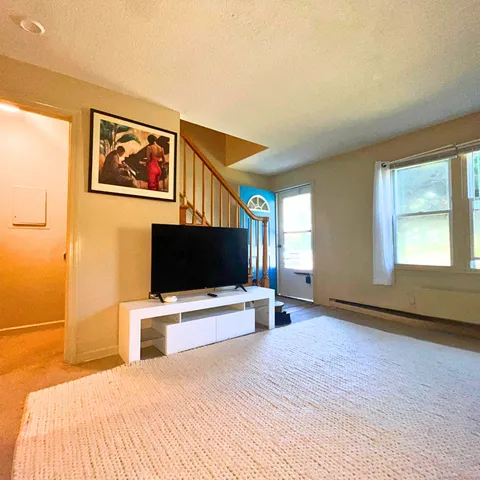 $1,575 | 537 Boswell Avenue, Norwich, CT 06360