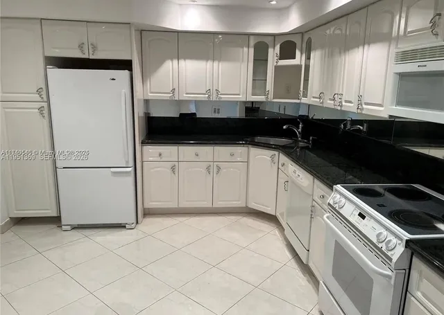 $3,000 | 500 Three Islands Boulevard, Unit 306, Hallandale Beach, FL 33009