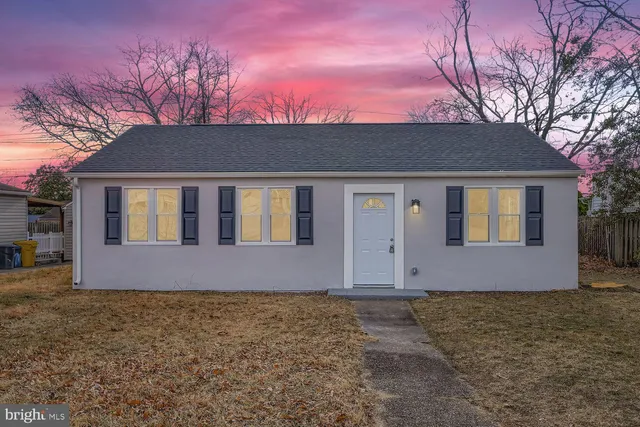a front view of house with yard