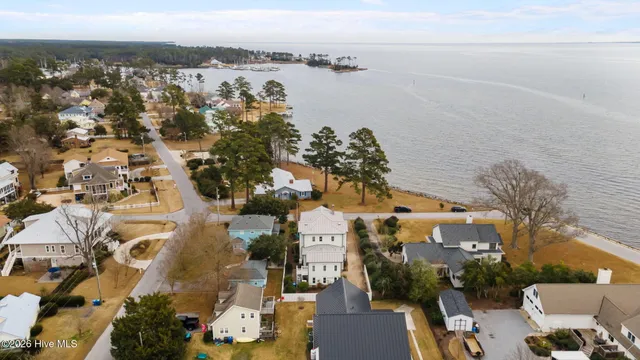 $995,000 | 203 Vandemere Street, Oriental, NC 28571