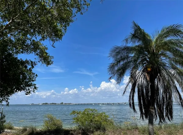$2,850,000 | 1028 Bayview Drive, Sanibel, FL 33957
