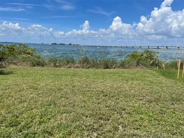 $2,850,000 | 1028 Bayview Drive, Sanibel, FL 33957