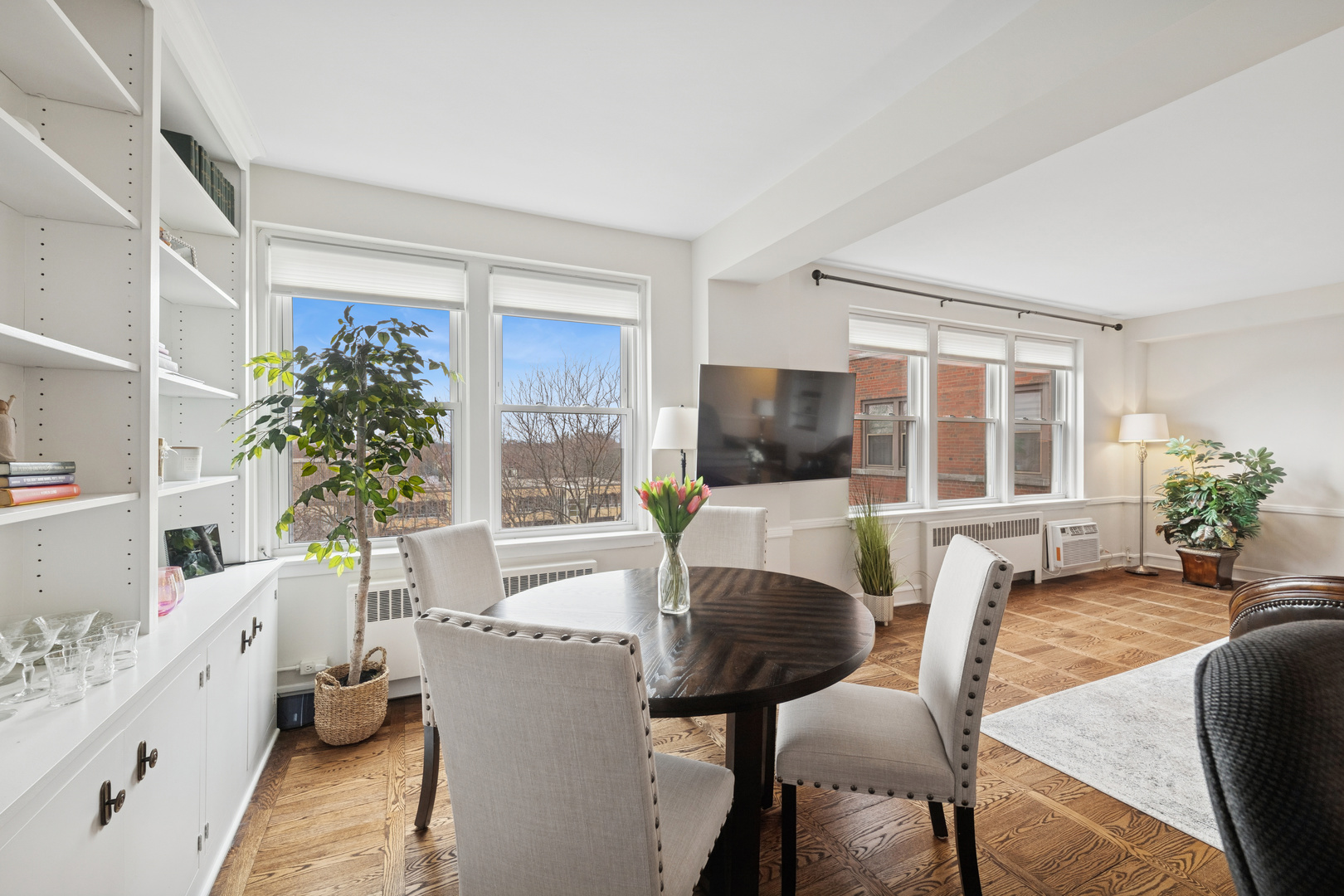 1585 Ridge Avenue, Unit 611 Evanston, IL 60201 - Photo 4 of 21 a living room with furniture and a potted plant