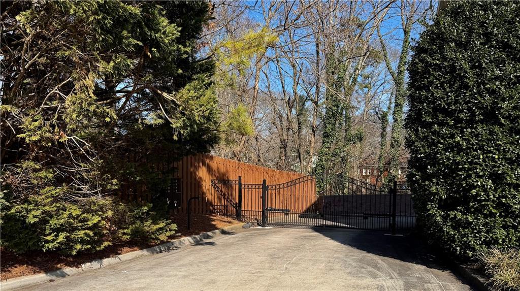 7 Chief Matthews Road, Unit 2B Decatur, GA 30030 - Photo 31 of 41 a backyard of a house with lots of green space
