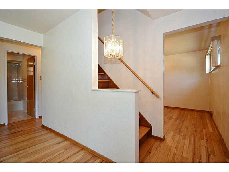 536 Springfield Street Pittsburgh, PA 15220 - Photo 2 of 25 Entry/Foyer.