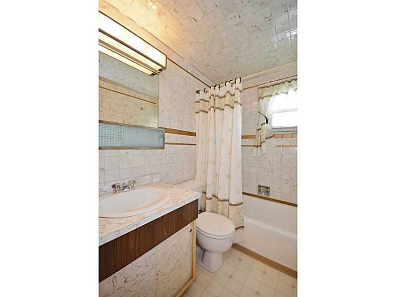 536 Springfield Street Pittsburgh, PA 15220 - Photo 16 of 25 Full Bath. Second Level