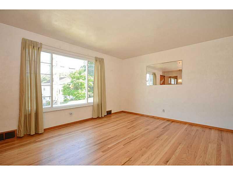 536 Springfield Street Pittsburgh, PA 15220 - Photo 3 of 25 Living Room.
