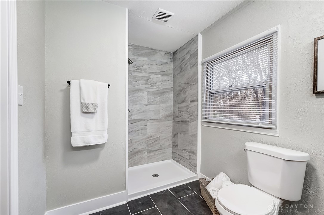 4461 River Ridge Road Dayton, OH 45415 - Photo 28 of 38 Primary en suite bath
