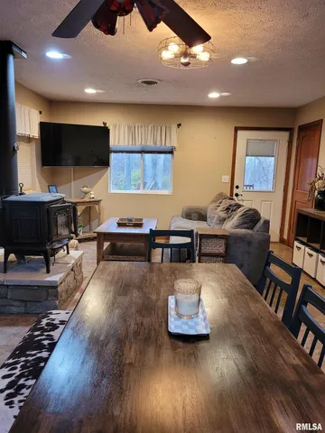 $300,000 | 19650 North Pisque Lane, Woodlawn, IL 62898