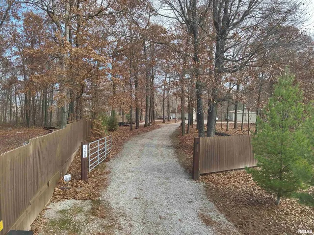 $300,000 | 19650 North Pisque Lane, Woodlawn, IL 62898